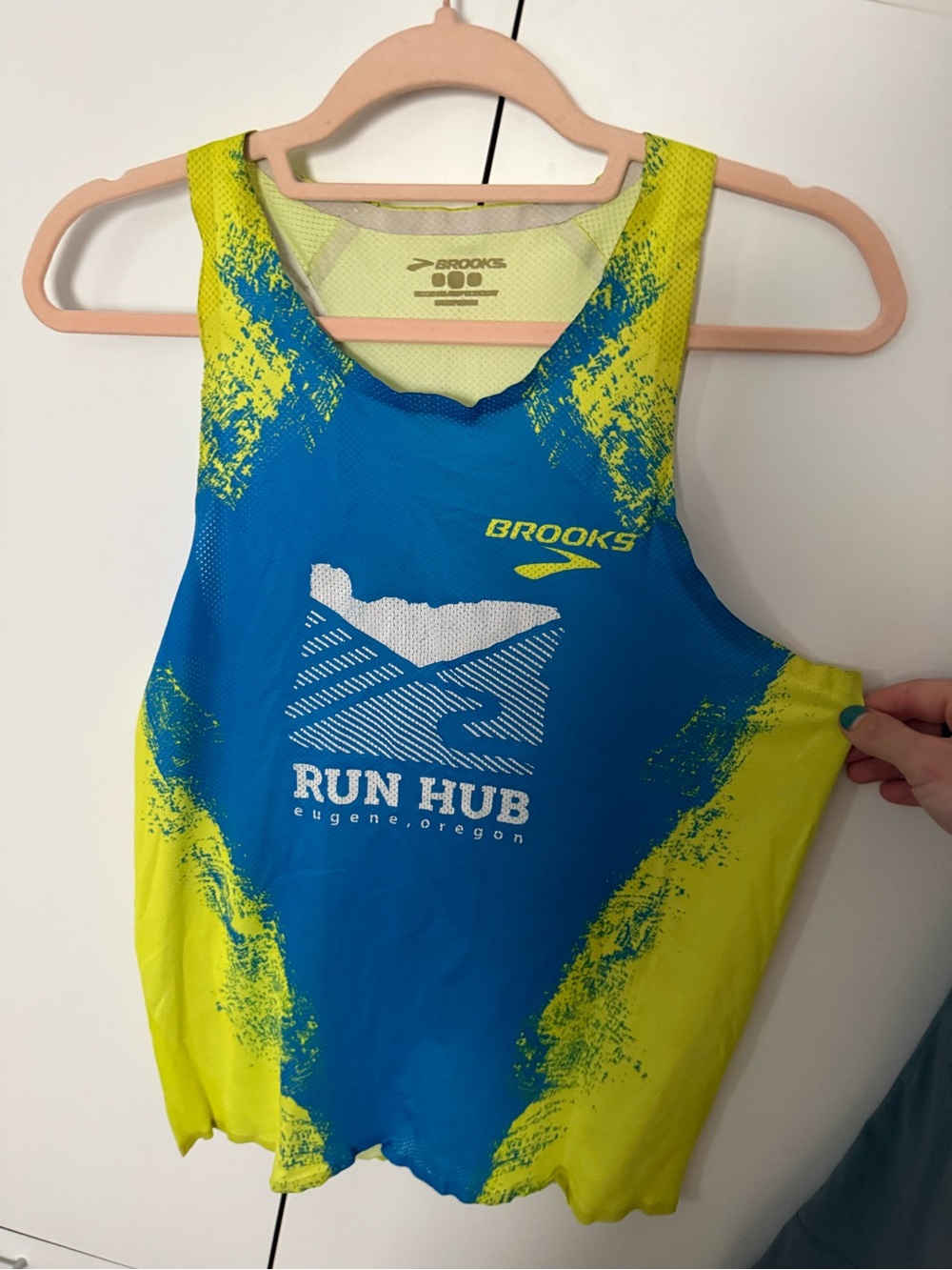 Brooks Run Hub Tank - Blue & Neon Yellow